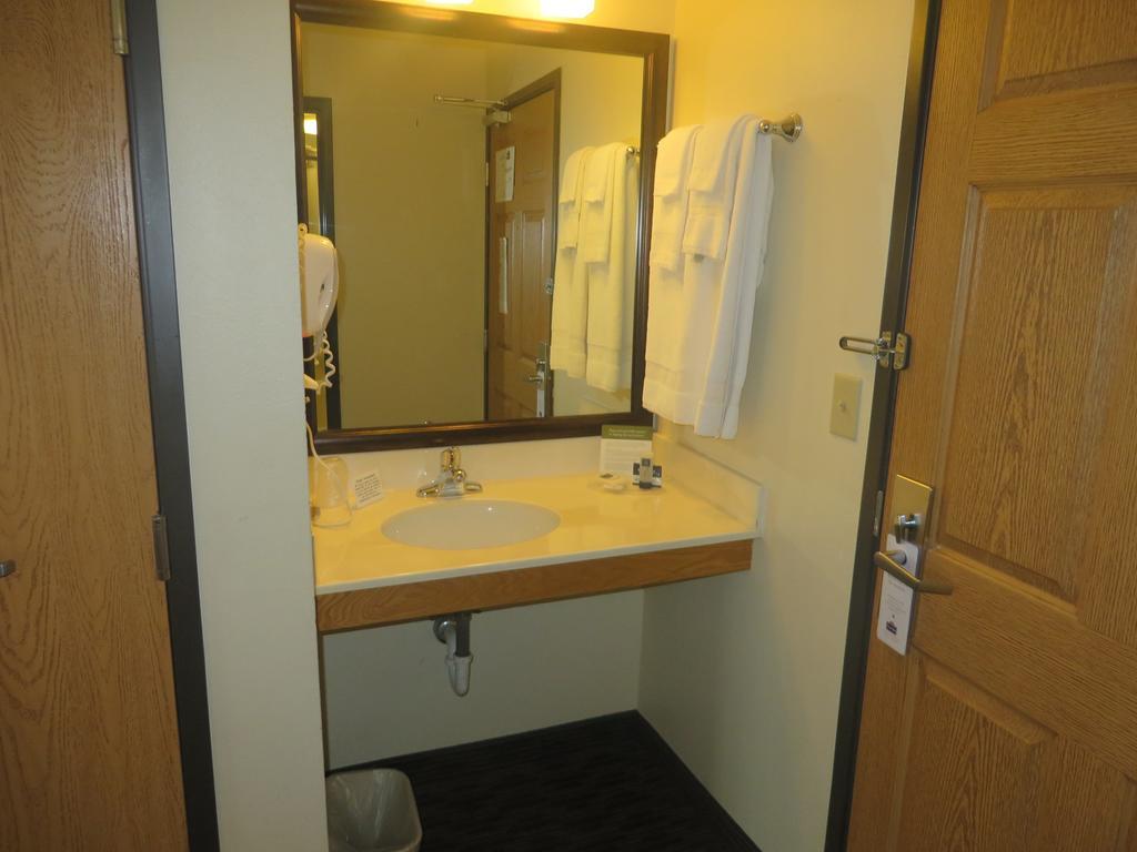 Americinn By Wyndham Rice Lake Phòng bức ảnh
